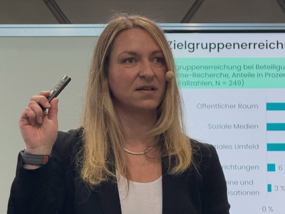 Sarah Perry hält einen Vortrag vor einer Präsentationsfolie